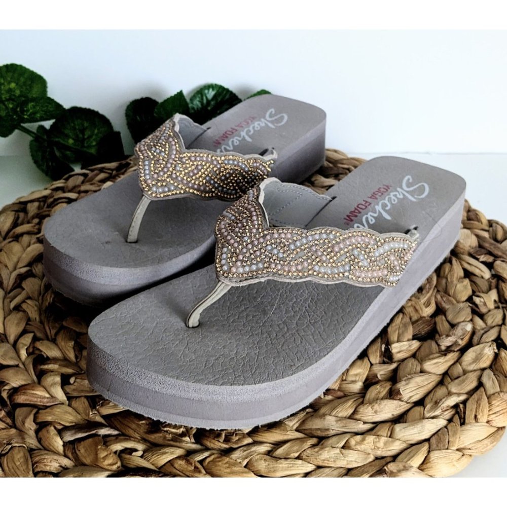 SKECHERS LIGHT GRAY YOGA FOAM JEWELED SLIP ON FLIP FLOP SANDAL SIZE 10